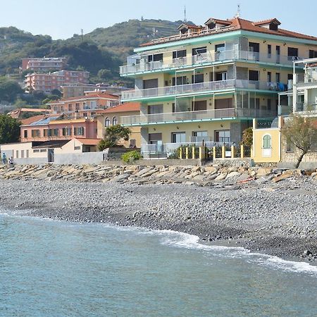 Riva Beach Apartment Рива-Лигуре Экстерьер фото