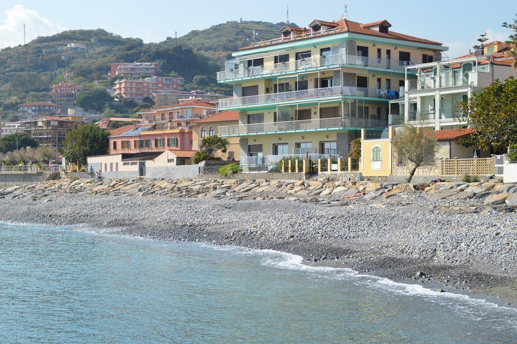 Riva Beach Apartment Рива-Лигуре Экстерьер фото