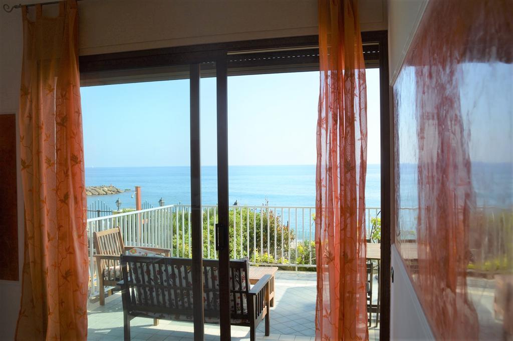 Riva Beach Apartment Рива-Лигуре Экстерьер фото